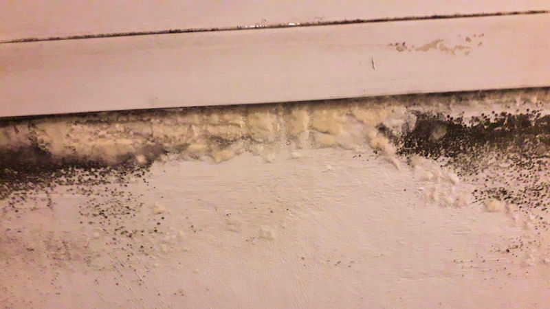 Para quitar las humedades de condensación y eliminar los mohos, aíslo la pared y me ahorro instalar un sistema de ventilación forzada.